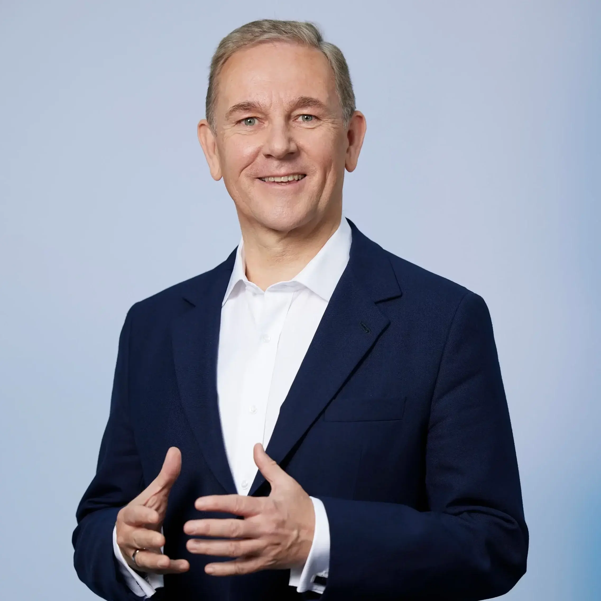 portrait Peter oswald blue background