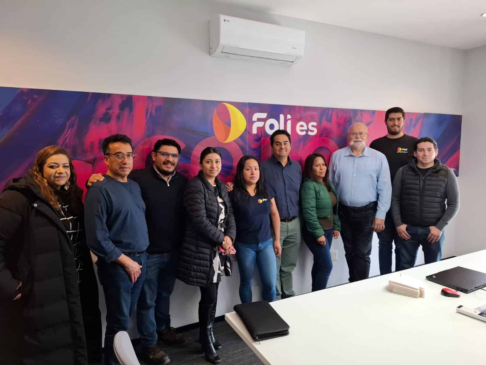 Michael Zelingr (dritter von rechts) mit dem Foli-Team vor Ort während der Optimierung der Schneid- und Druckprozesse. 